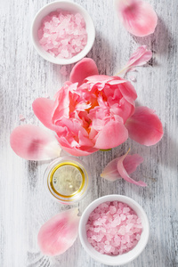 粉红色的花盐牡丹精油 spa 和芳香疗法