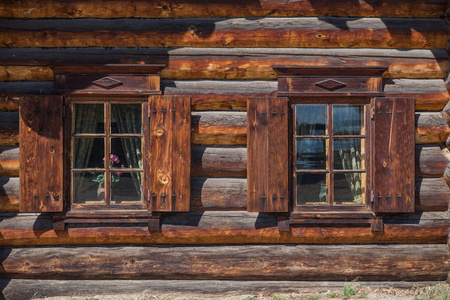 Windows 在传统的木房子里
