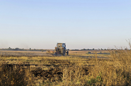培养小麦茬作物残留的拖拉机