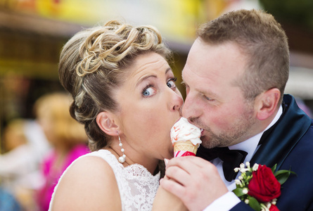 婚礼对新人享受着冰激淋