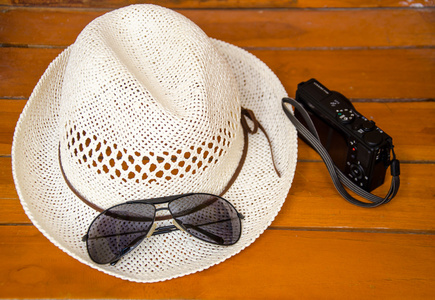 帽子和太阳镜为假期