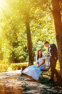 新娘和新郎在婚礼当天到户外散步在春天自然。新婚夫妇，幸福的新婚夫妇在绿色公园深情相拥