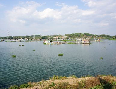 组的浮动在越南南部的湖上的房子