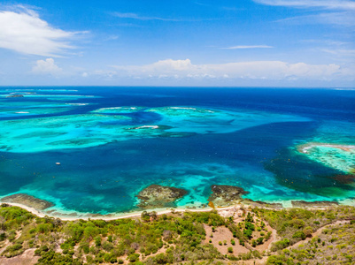 在圣文森特和格林纳丁斯的 Mayreau 热带岛屿和绿松石加勒比海的空中无人机鸟瞰图