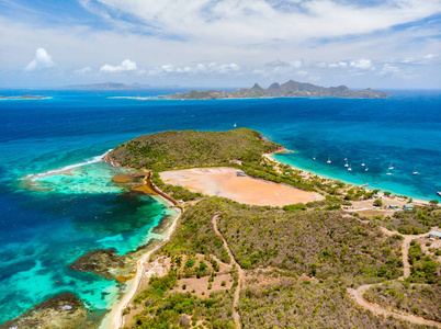 在圣文森特和格林纳丁斯的 Mayreau 热带岛屿和绿松石加勒比海的空中无人机鸟瞰图