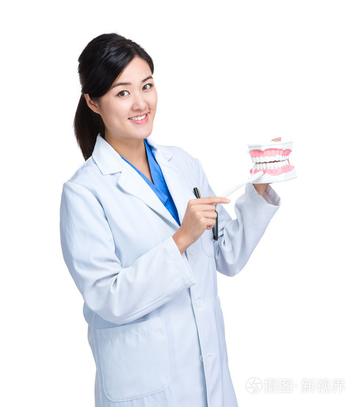 亚洲女牙医显示义齿