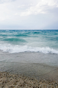 大浪在海滩上坠落美丽的海景