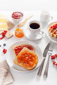 早餐与华夫饼, 土司, 莓果, 果酱, 巧克力传播和咖啡