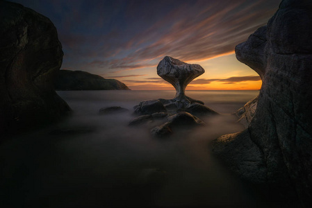 Kannestein 岩石在日落光, 挪威