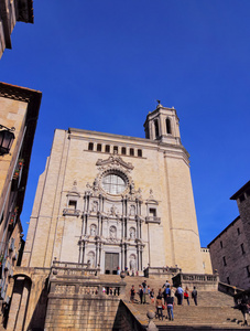 巴塞罗那市立音乐学院的两座塔楼之一, 上面有