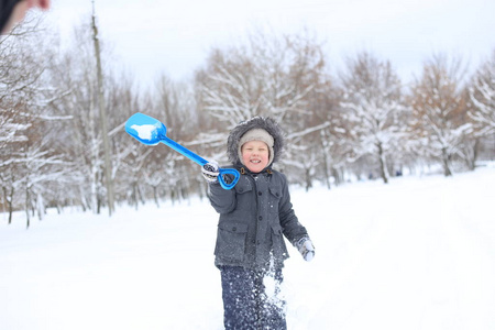 穿着保暖夹克的孩子积极地玩雪和喜悦