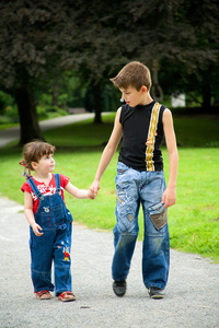 哥哥和妹妹在公园里散步