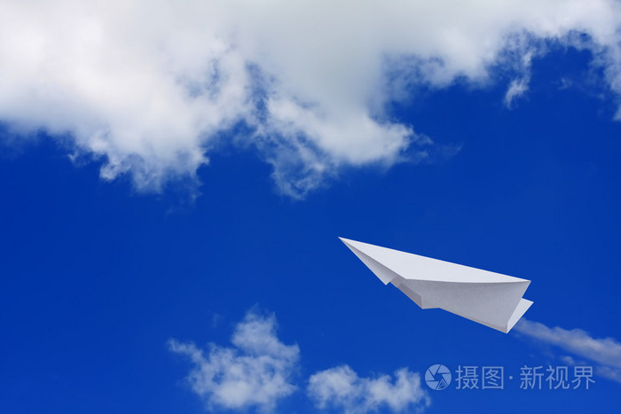 在蓝蓝的天空中的纸飞机