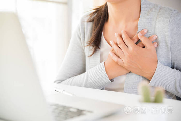 有心脏病发作的特写女郎.女人摸乳房, 长时间工作在电脑后胸部疼痛.