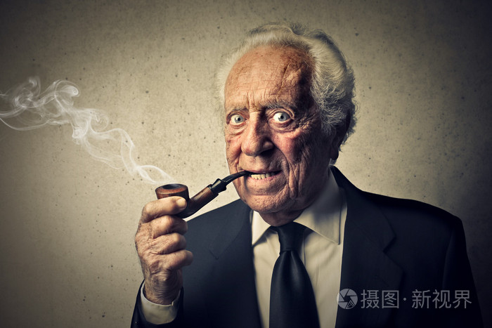 抽烟斗的男人