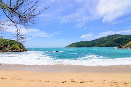 美丽的波浪在海滩, 清澈的水, 白色的沙子在您的假日在安达曼海普吉岛泰国