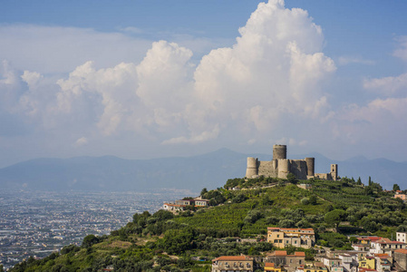 那不勒斯附近的古城堡。在坎帕尼亚旅游时的旅游目标。意大利