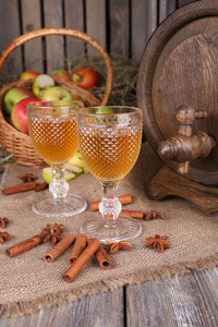 美味的苹果酒桶和新鲜的苹果静物