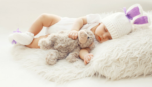 宝宝的舒适甜甜婴儿在家睡觉泰迪熊上 t