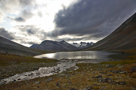 山湖风景。Jotunheimen 国家公园。挪威