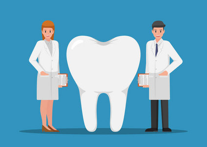 男性和女性牙医站在大牙齿。牙科和牙科护理概念
