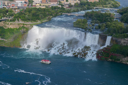 尼亚加拉大瀑布在河与岩石和小船