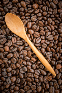 咖啡豆和滤波效果复古怀旧风格木勺子