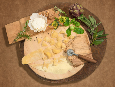 广泛选择的自制馄饨和新鲜的奶酪，布鲁塞尔芽甘蓝，朝鲜蓟和芳香草药，节奏上仿古圆核心