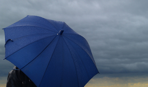 蓝湿的伞