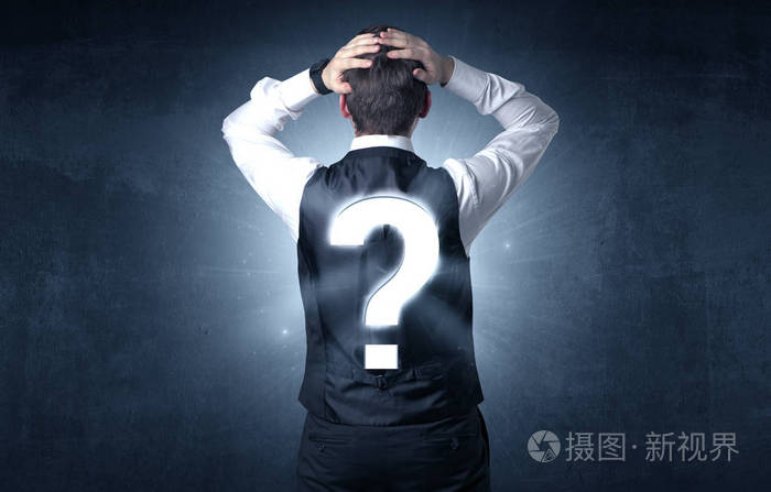 人站立与在他背上的问号