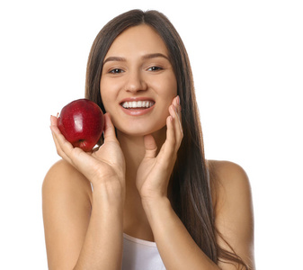 美丽的年轻女子与健康的牙齿和苹果的白色背景