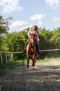 美丽的微笑女孩，骑着一匹纯种马