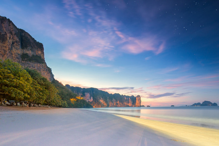美丽的海滩与色彩斑斓的天空，泰国
