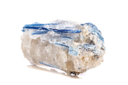宏观矿物石晶石白色背景特写