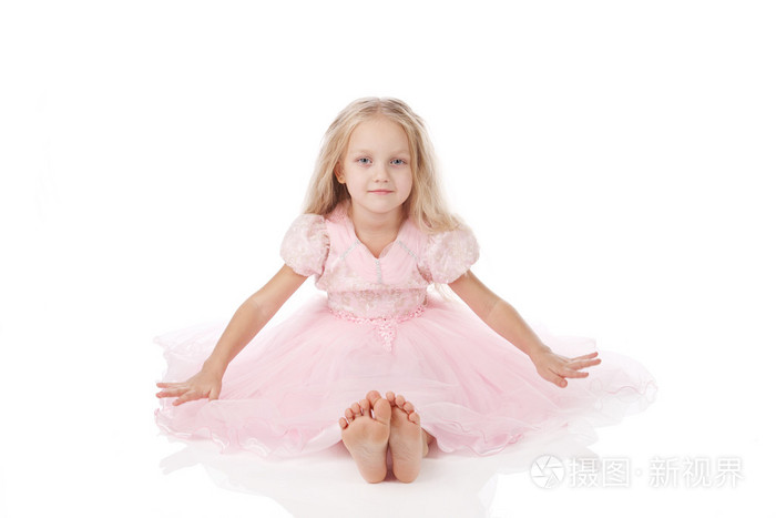 粉红色优雅穿裙子的小女孩