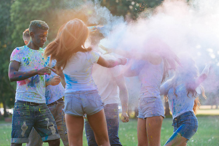 一群十几岁的年轻人在节日里玩颜色, 在公园里