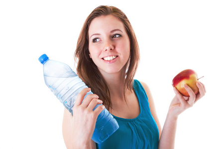 瓶水和苹果的年轻女人
