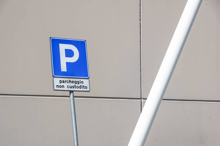 路标停车。写在意大利语翻译这意味着 无人值守停车