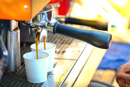 酿造一杯咖啡的咖啡机