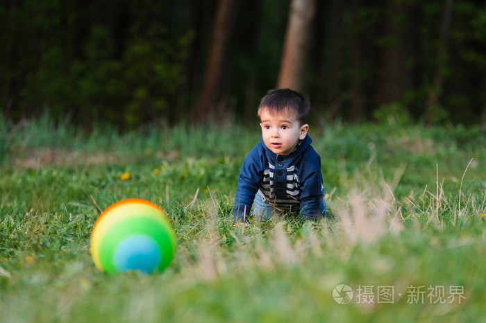 小男孩玩球