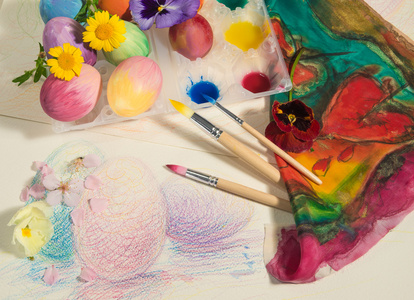手绘彩蛋与画家画笔 色彩鲜艳的布 水彩 春天的花朵和杏仁开花，安排上彩色绘图