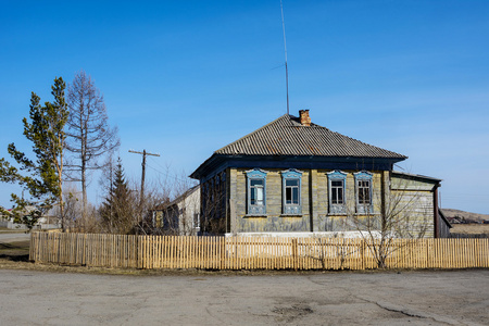 在西伯利亚的村庄里的房子