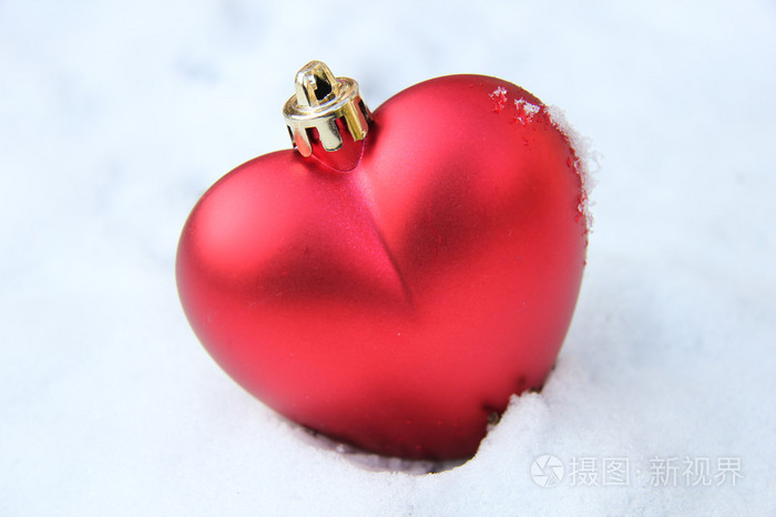 心形装饰在雪中