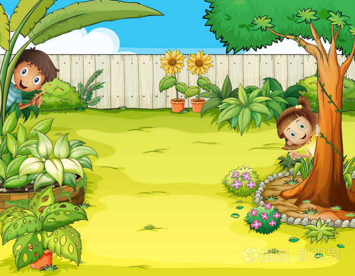 一个男孩和一个女孩在花园里藏