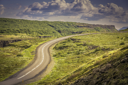 弯曲的沥青路面在冰岛的高山