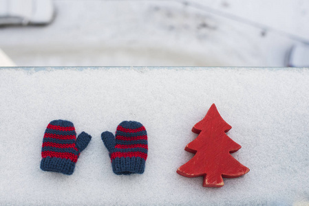 红木圣诞树和一对夫妇在雪地背景针织手套