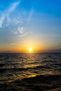 剪影海景日落天空和长云。在宋卡王子湖在泰国的旅行