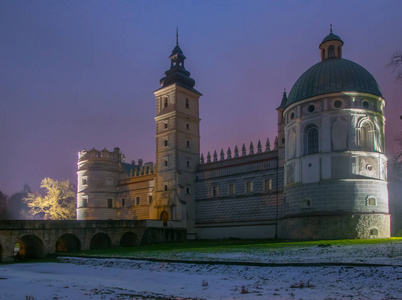 Krasiczyn 文艺复兴城堡的风景夜景在多云冬夜 Przemysl 附近, Podkarpackie 省, 波兰