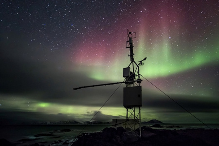 自动化远程气象站在北极北极光