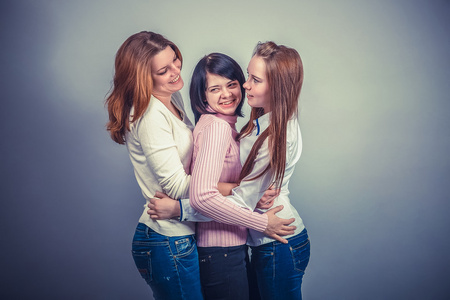 三个女孩女人女友拥抱快乐幸福友谊
